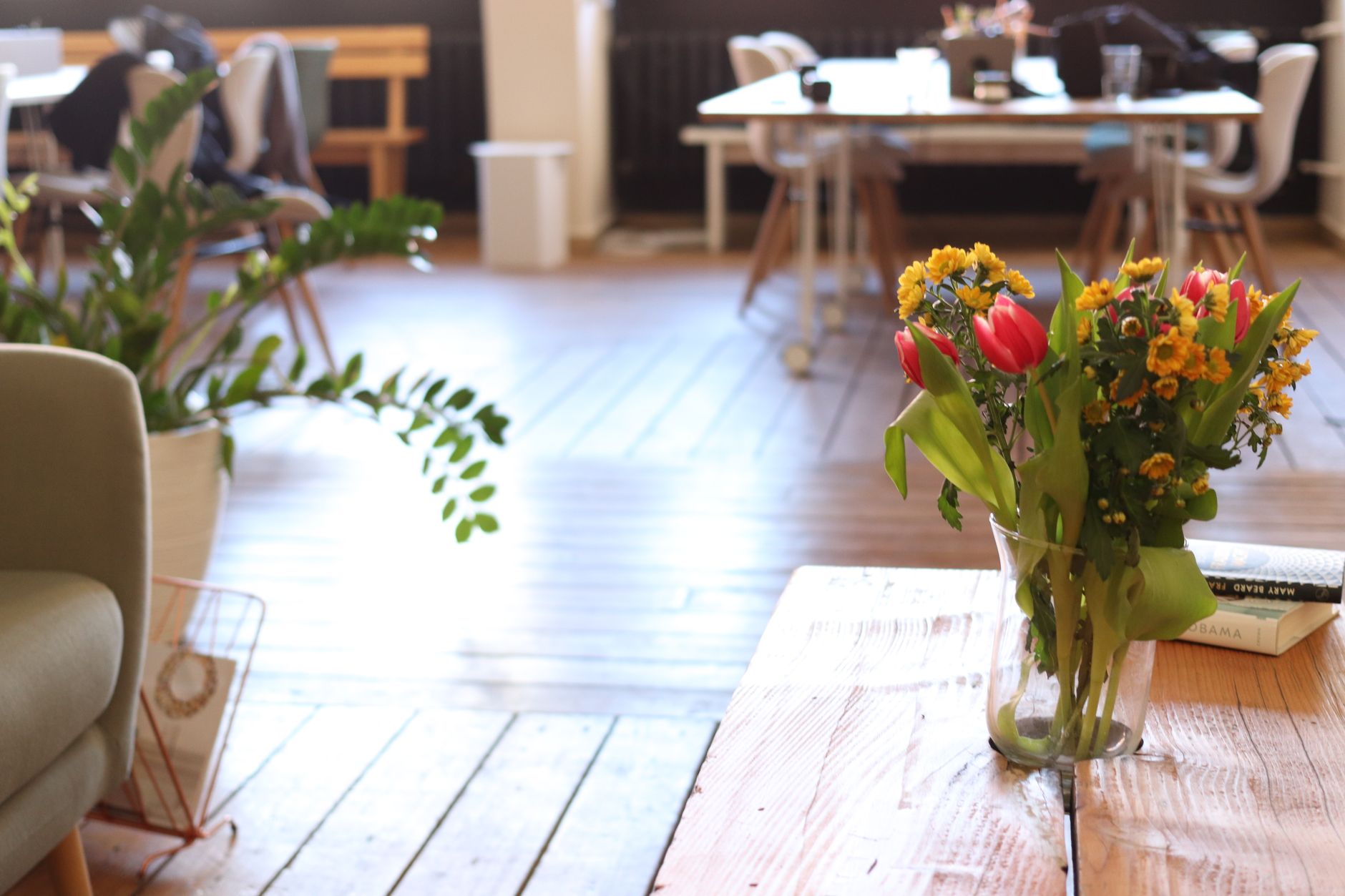 Blomster på et kontorbord